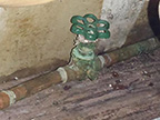 Notez: couleur cuivrée, trajet rectiligne et vert-de-gris Entrée d'eau principale en cuivre pour le remplacement du plomb