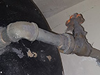 Notez: couleur grise et trajet rectiligne Entrée d'eau principale d'une maison en galvanisée