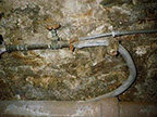 Notez: couleur grise, courbure prononcée et joint de type renflement Eau potable en plomb (danger pour la santé?)
