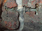 Notez: couleur grise, courbure et joint de type renflement Entrée d'eau principale de maison en plomb